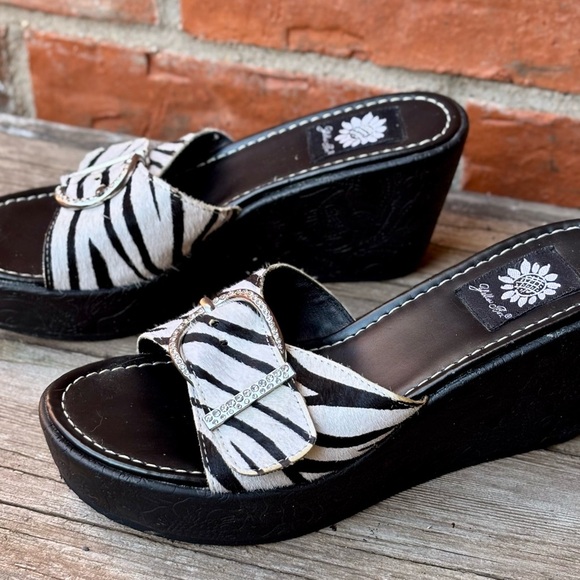 Yellow Box Zebra Black White Leather Wedge Slides Sandals Sz 6 - Picture 5 of 7